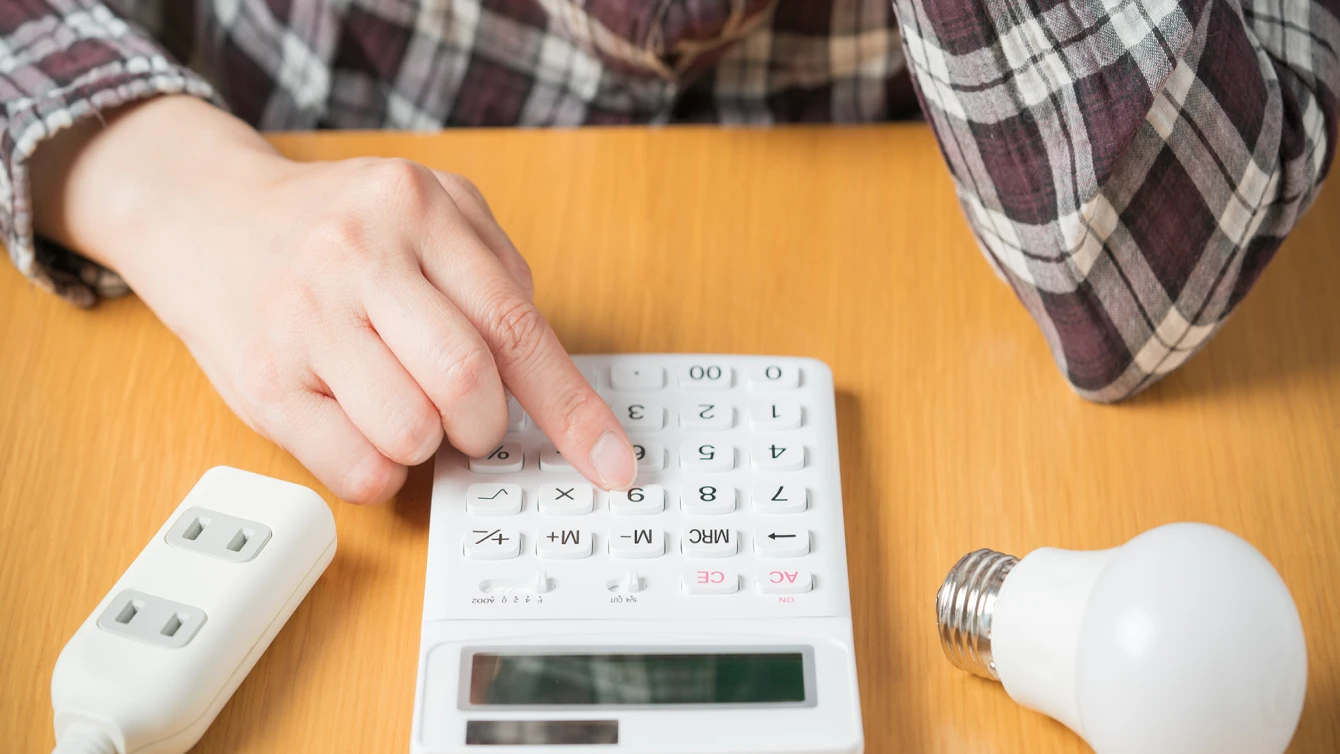 4人家族の電気代は月いくら？平均額・高い原因と年間数万円安くする節約方法