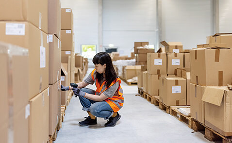 ひと明るさセンサの工場・倉庫活用のイメージ図。人の在・不在を検知