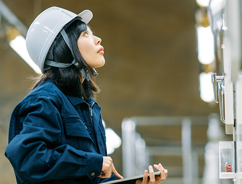 ひと明るさセンサの工場・倉庫活用のイメージ図。人の在・不在を検知