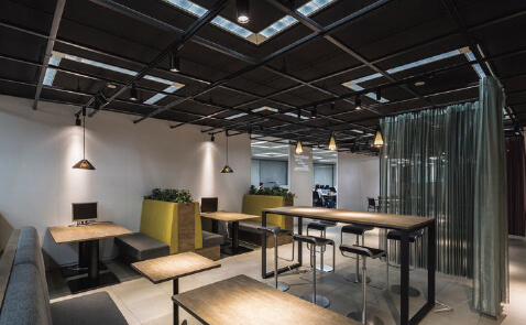 ひと明るさセンサの工場・倉庫活用のイメージ図。人の在・不在を検知