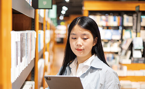 店舗でデータ分析をしている人