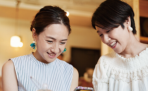 店舗でスマートフォンを活用したダイレクトマーケティングをしている人