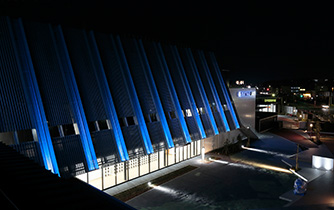 蒲郡市モーターボート競走場 新スタンド | ライトアップ演出用照明器具（LEDカラー演出照明）｜納入事例 |