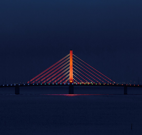 うるま市 平安座海中大橋 | ライトアップ演出用照明器具（LEDカラー演出照明）｜納入事例 |