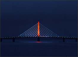 うるま市 平安座海中大橋 | ライトアップ演出用照明器具（LEDカラー演出照明）｜納入事例 |