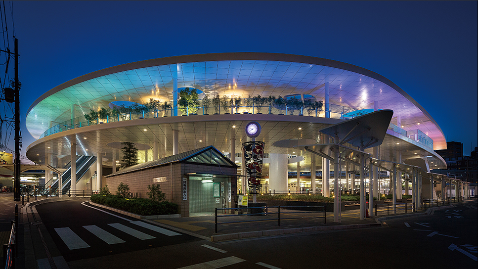 JR茨木駅東口駅前広場ペデストリアンデッキ | ライトアップ演出用照明器具（LEDカラー演出照明）｜納入事例 |