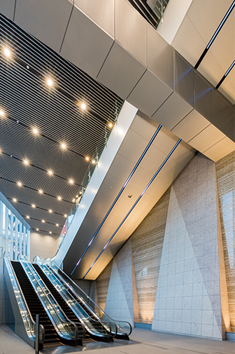 JR新宿ミライナタワー | ライトアップ演出用照明器具（LEDカラー演出照明）｜納入事例 | 