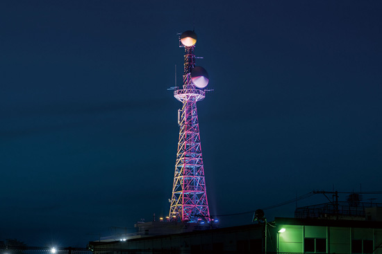 東北電力会津若松電力センター 鉄塔ライトアップ | ライトアップ演出用照明器具（LEDカラー演出照明）｜納入事例 | 