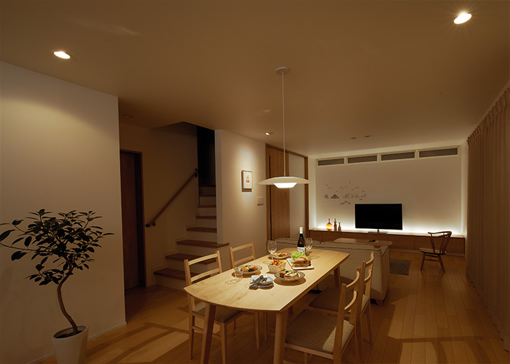 夕食（電球色）