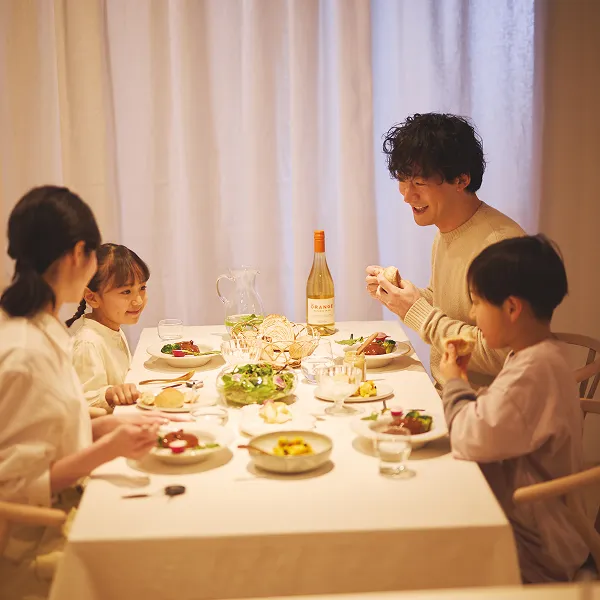 リビングのスポット照明（シンクロ調色 スポットライト）で家族が夕食