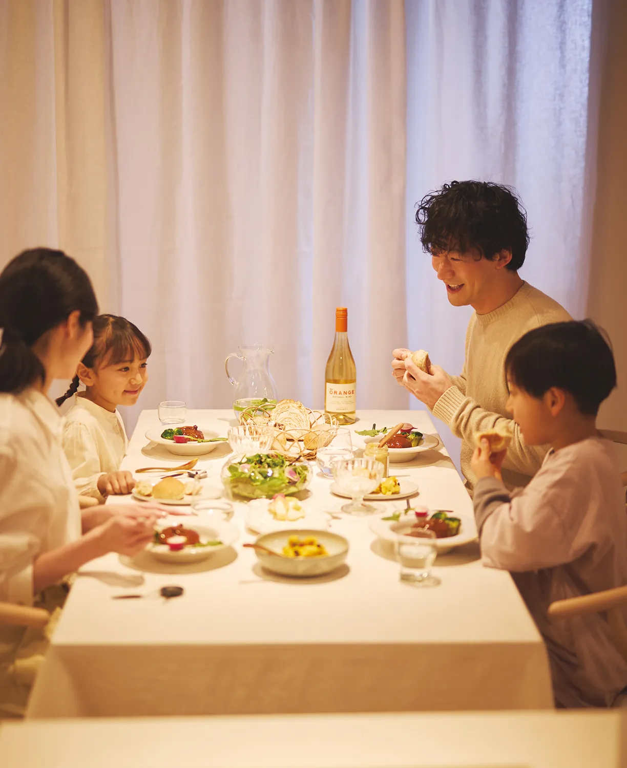リビングのスポット照明（シンクロ調色 スポットライト）で家族が夕食