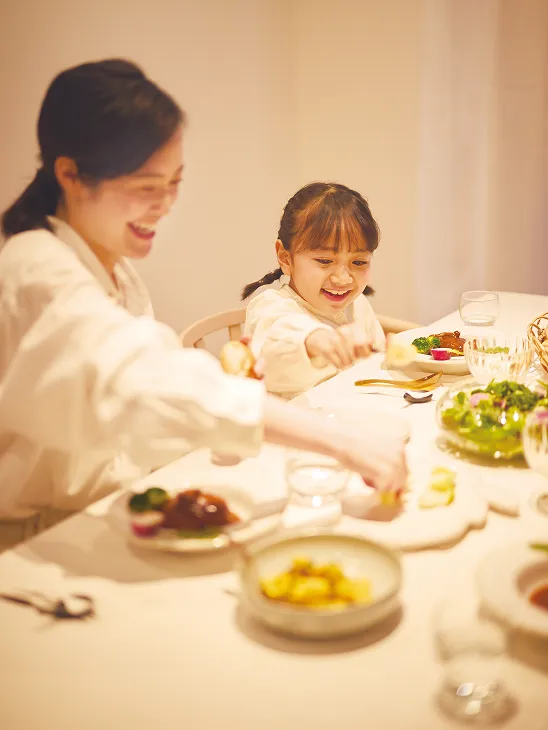 リビングのスポット照明（シンクロ調色 スポットライト）で家族が夕食