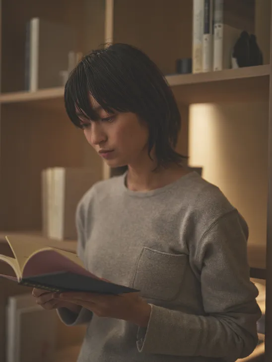 本棚近くで使用されてる照明（ベーシックライン照明）