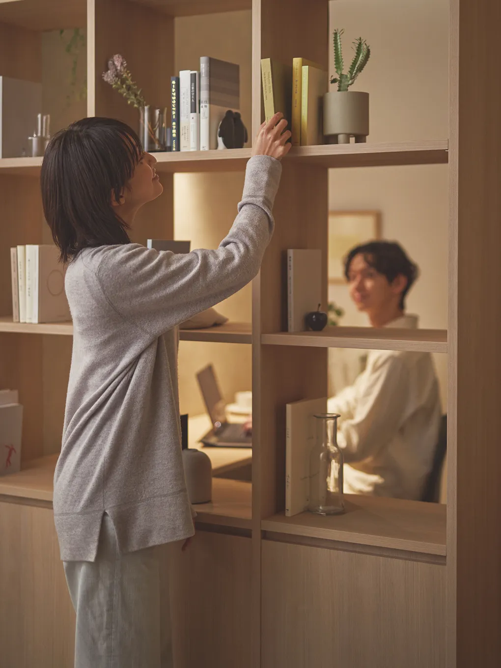 本棚近くで使用されてる照明（ベーシックライン照明）