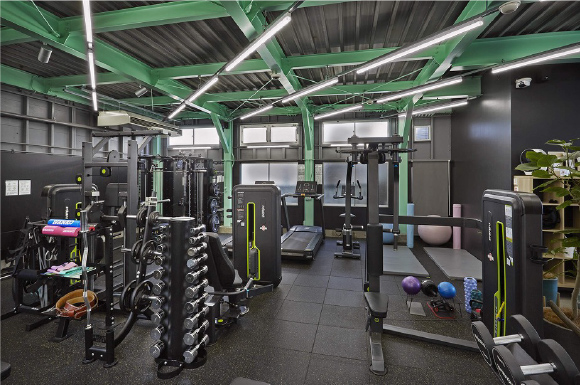 トレーニング時のまぶしさに配慮した、フィットネスジムの照明事例