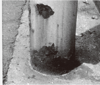 犬の尿で錆びた状態のポール画像