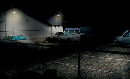 駐車場を照射しているが、一部しか照射されておらず暗いイメージ