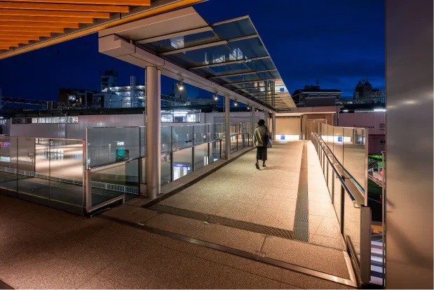 ペディストリアンデッキ 春・秋：温白色（3500K）の画像