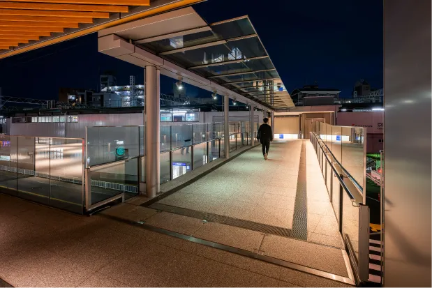 ペディストリアンデッキ 夏：昼白色（5000K）の画像