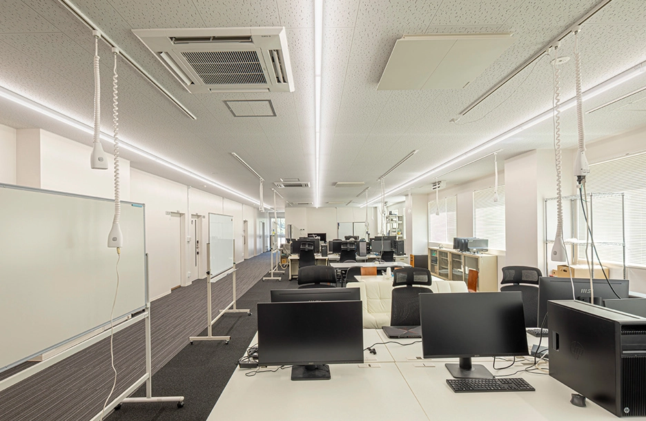 OSラインとリーラーコンセントで柔軟に電源を確保し、sBシリーズで明るく照らされた学部・大学院スペース。