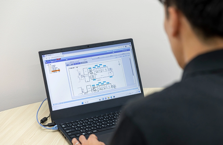 統合管理ソフトαを用いて、建物内のエネルギー利用状況を確認している様子。