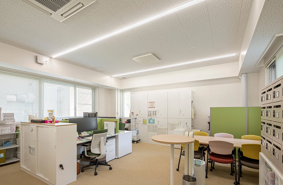 Float Light Slim Base Typeで明るく照らされ、手元が見やすい事務室。