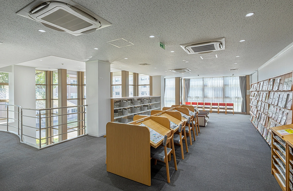 大きな窓から入る日光に合わせて、室内を昼光色の明かりで調整した、2階フロアの様子。