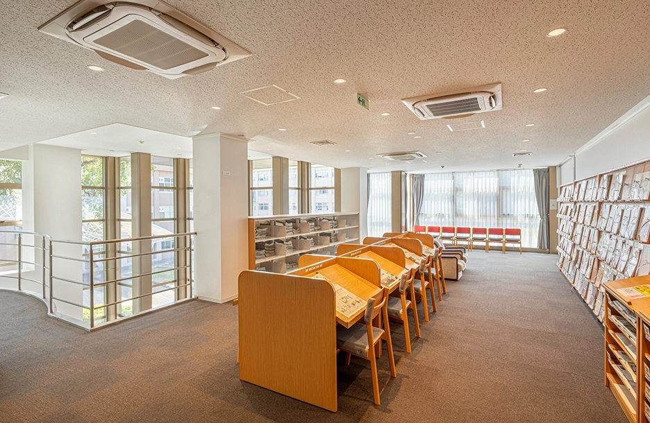 夕方の時間帯に、室内を電球色の明かりで落ち着いた雰囲気に整えた2階フロアの様子。