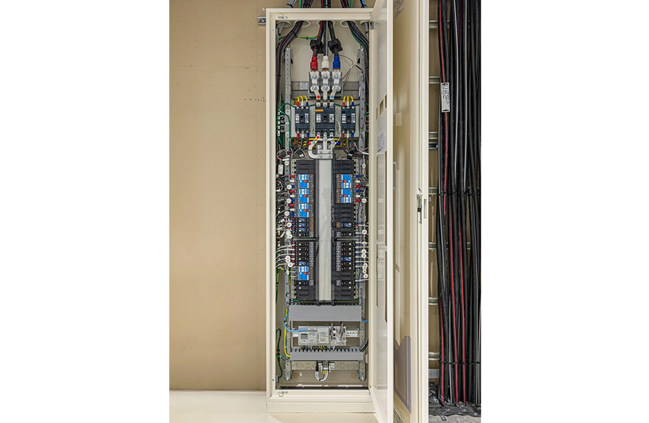 実際に設置された多回路エネルギーモニタ搭載、分電盤