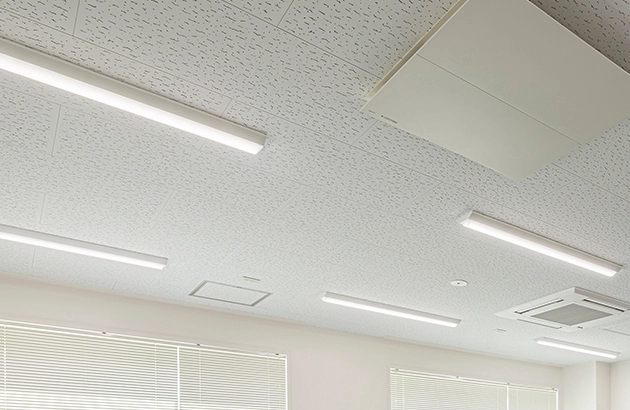 天井に設置された一体型LEDベースライト「iDシリーズ」