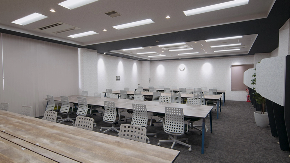 ベースライトでムラなく明るく照らし、集中しやすい自習スペース。