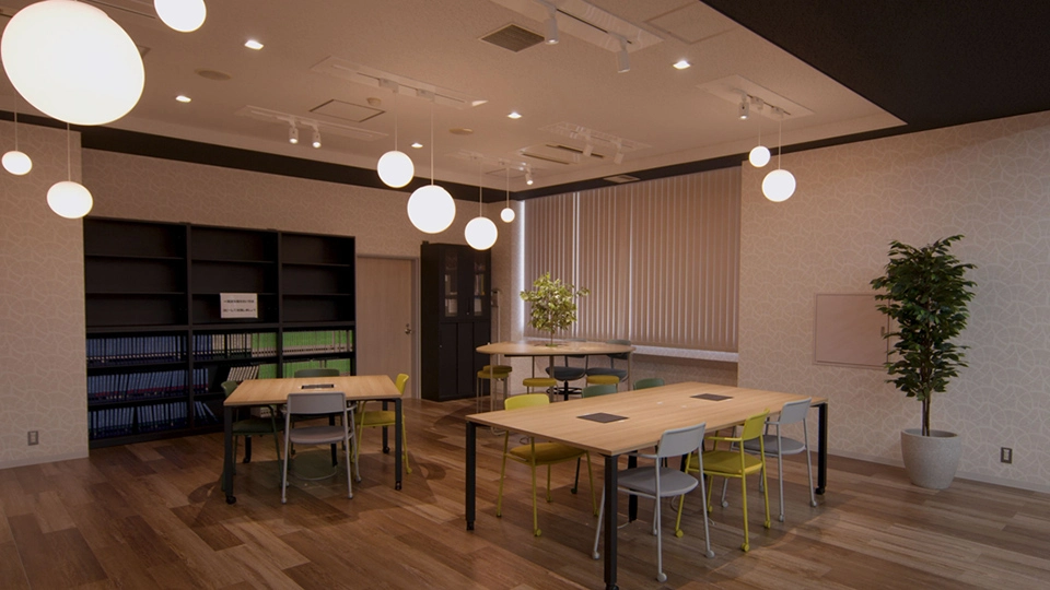 ペンダント照明のやわらかな光があたたかく照らすコミュニケーションスペース。