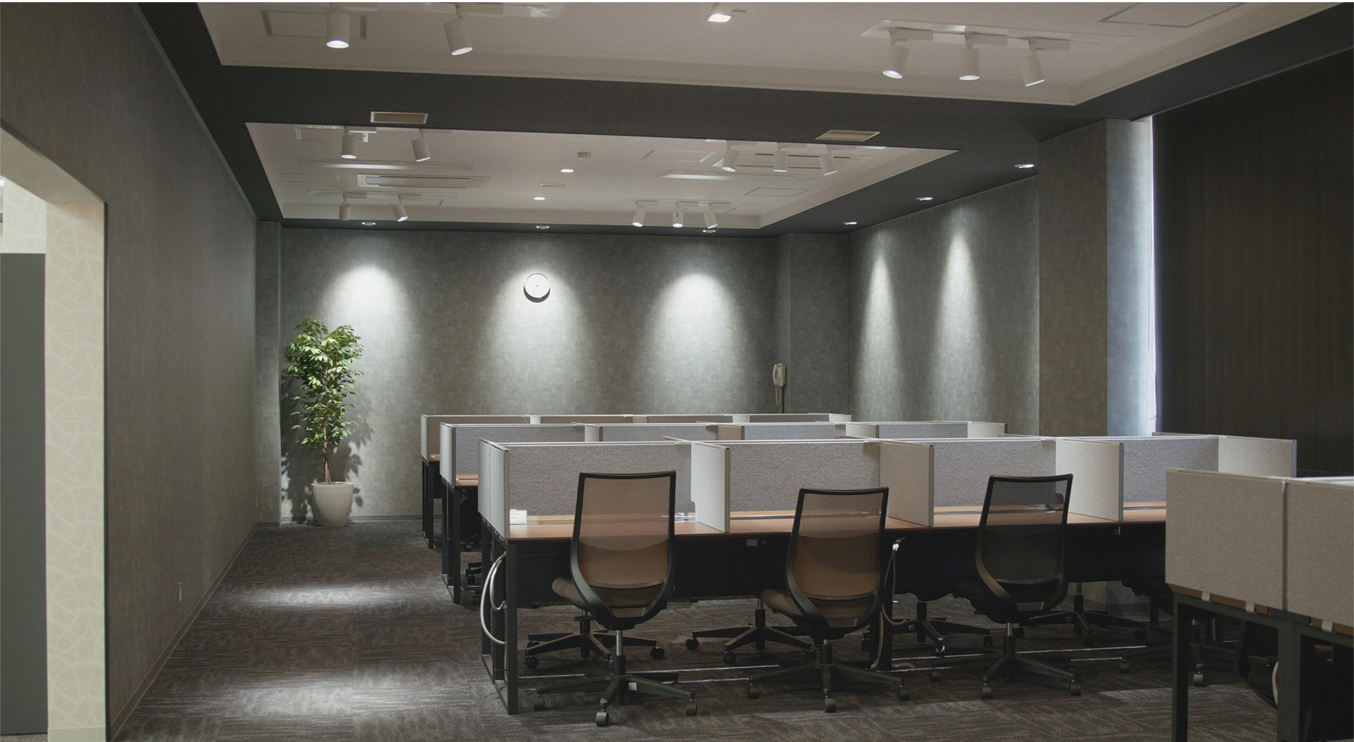 照明制御によるメリハリ照明を備えた大阪明星学園の学習室。