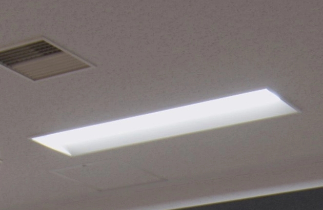 天井に設置されたiDシリーズ スクールコンフォート