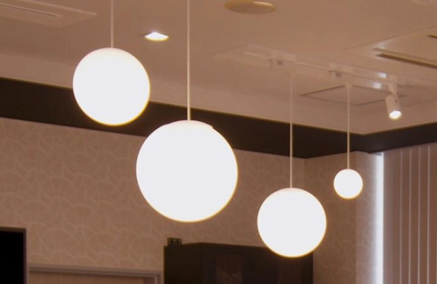 天井に設置されたLEDペンダント MODIFY