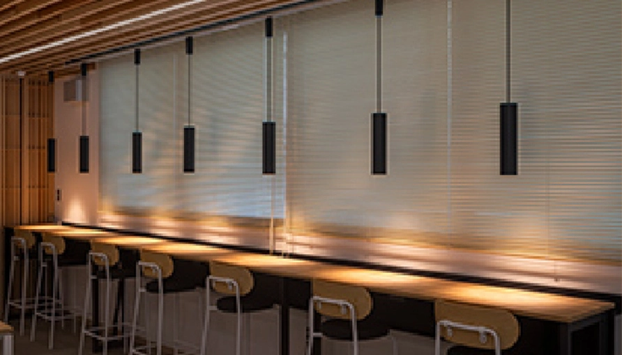 ペンダントライトがやわらかに照らす窓際のカウンターテーブル