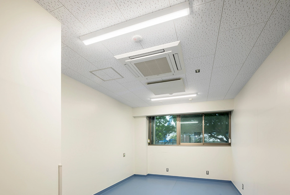 天井の照明でムラなく明るく照らされた、すっきりとした教員室。