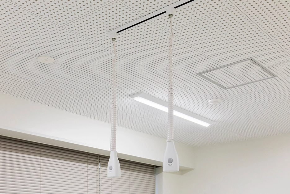 天井のOSラインから吊り下げられた、位置調整が可能なリーラーコンセント。