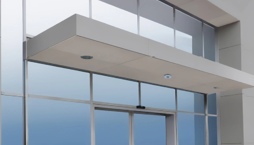 建物入口の軒下に設置された省エネ照明の様子。