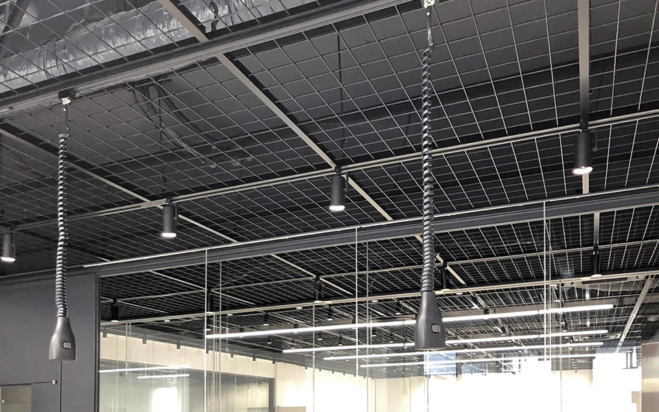 天井のグリッド内にOSラインダブルを設置し、吊り下げ給電を行う愛知大学の室内空間。