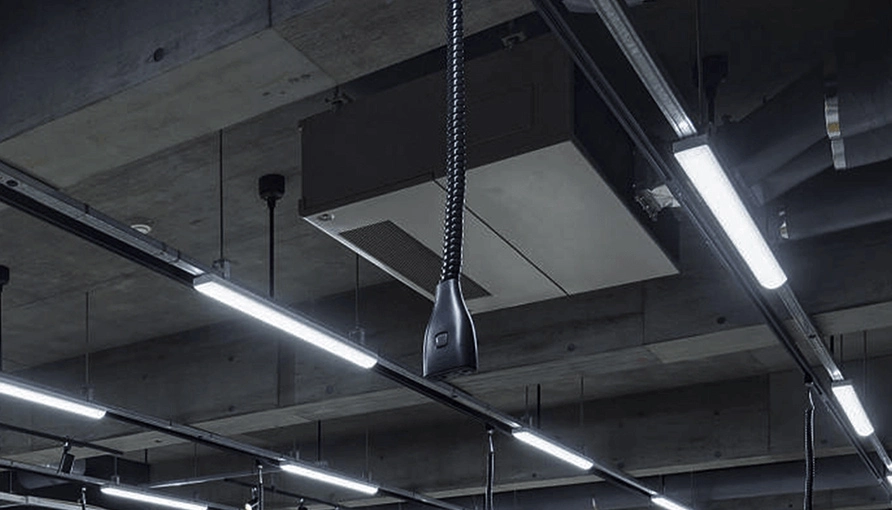 天井から電源を供給できるOSラインによる給電設備の様子。