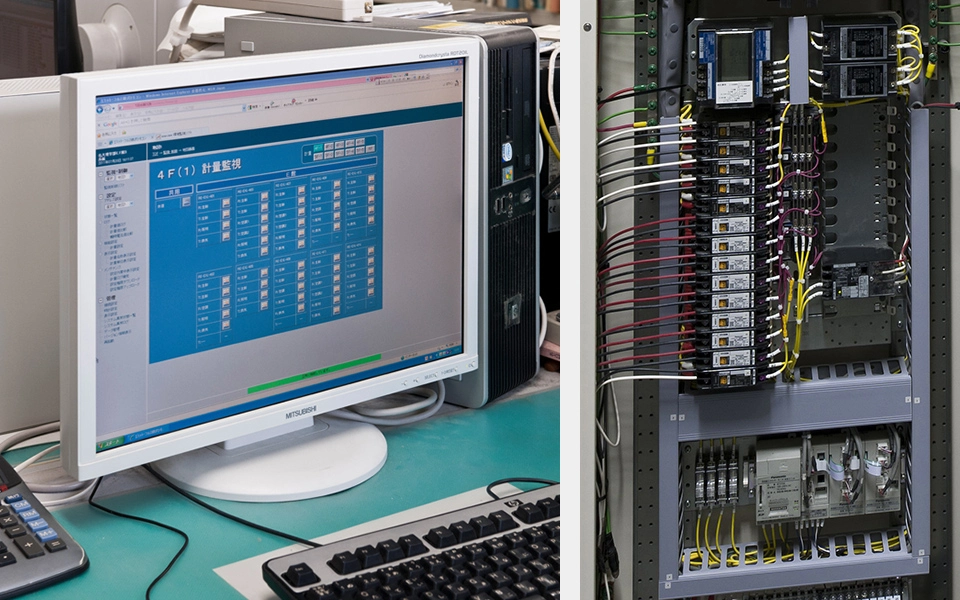 多回路エネルギーモニタで電力使用量を確認する画面と、計測用の分電盤設備(名古屋大学)。