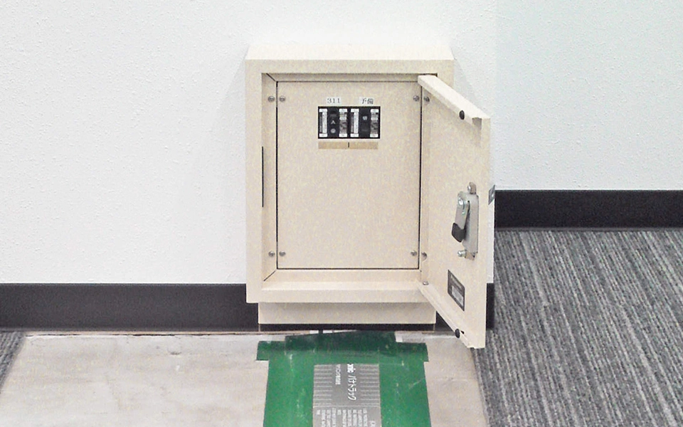 床上げを行わずに床下配線が可能なパナトラックを用いた配線設備。(熊本大学付属図書館中央館 )