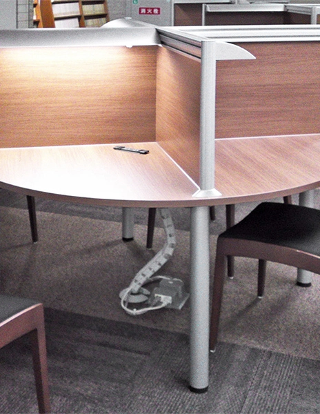 各机の足元に設置されたコンセントで電源を確保できるデスク周り。（小樽商科大学付属図書館）