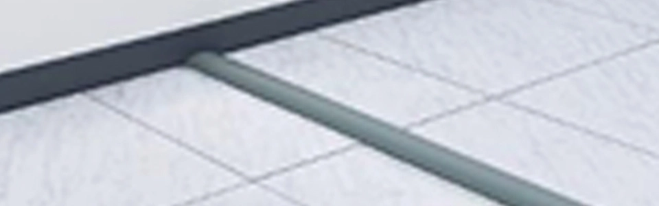 床面に配線モールが露出している様子。