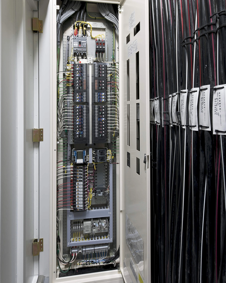 エミット・フル2線式リモコンで照明の監視・制御を行う制御盤内部。（名古屋大学）