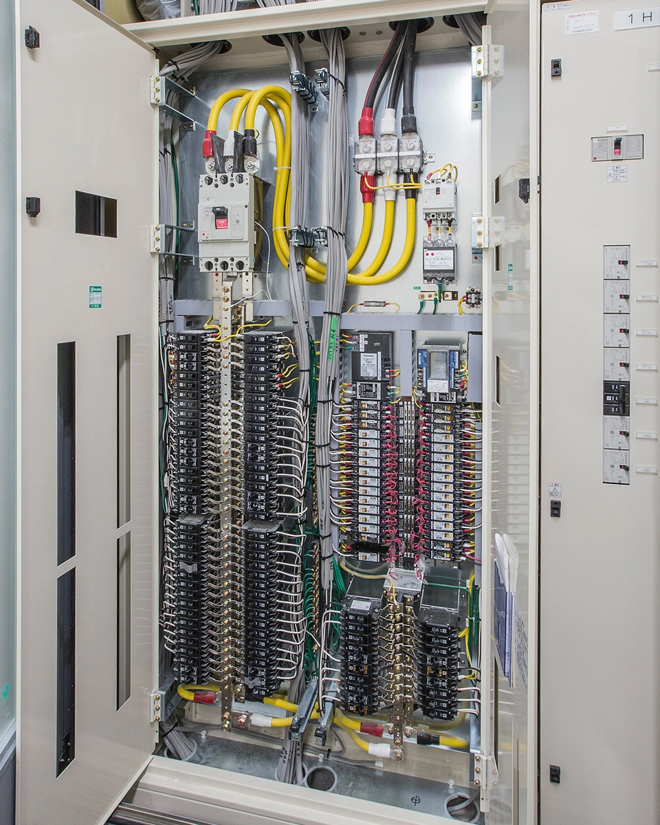 フル2線式リモコンで建物全体の照明を制御する照明制御盤内部。（常葉大学常葉大学附属常葉中学校・高等学校）