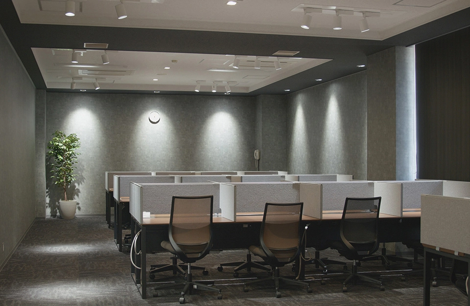 照明制御によるメリハリ照明を備えた大阪明星学園の学習室。