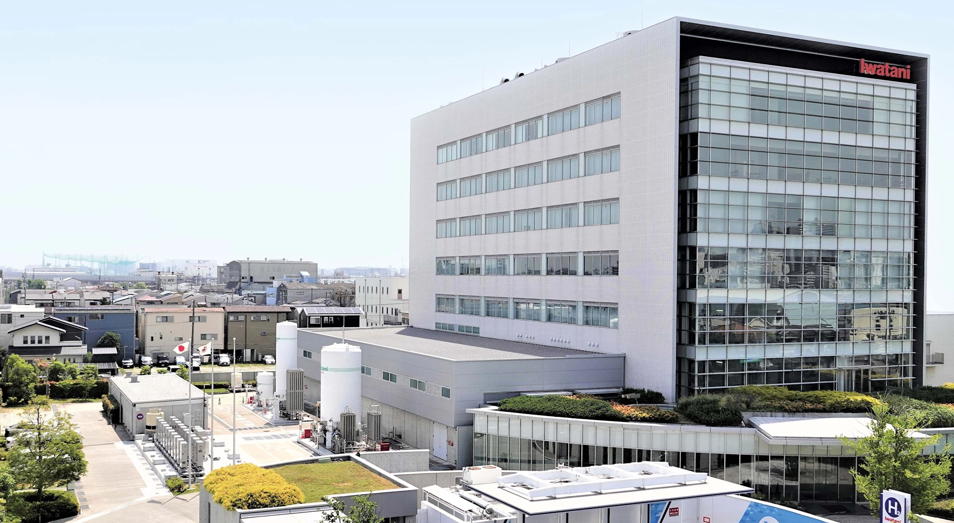 兵庫県尼崎市にある岩谷産業株式会社の社屋と、隣接する水素ステーションの全景