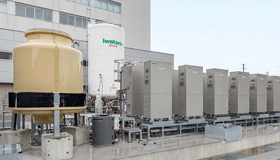 屋外に並ぶ純水素型燃料電池20台と液化水素タンク